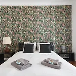 Baixa Chiado Luxury Bedrooms * 리스본